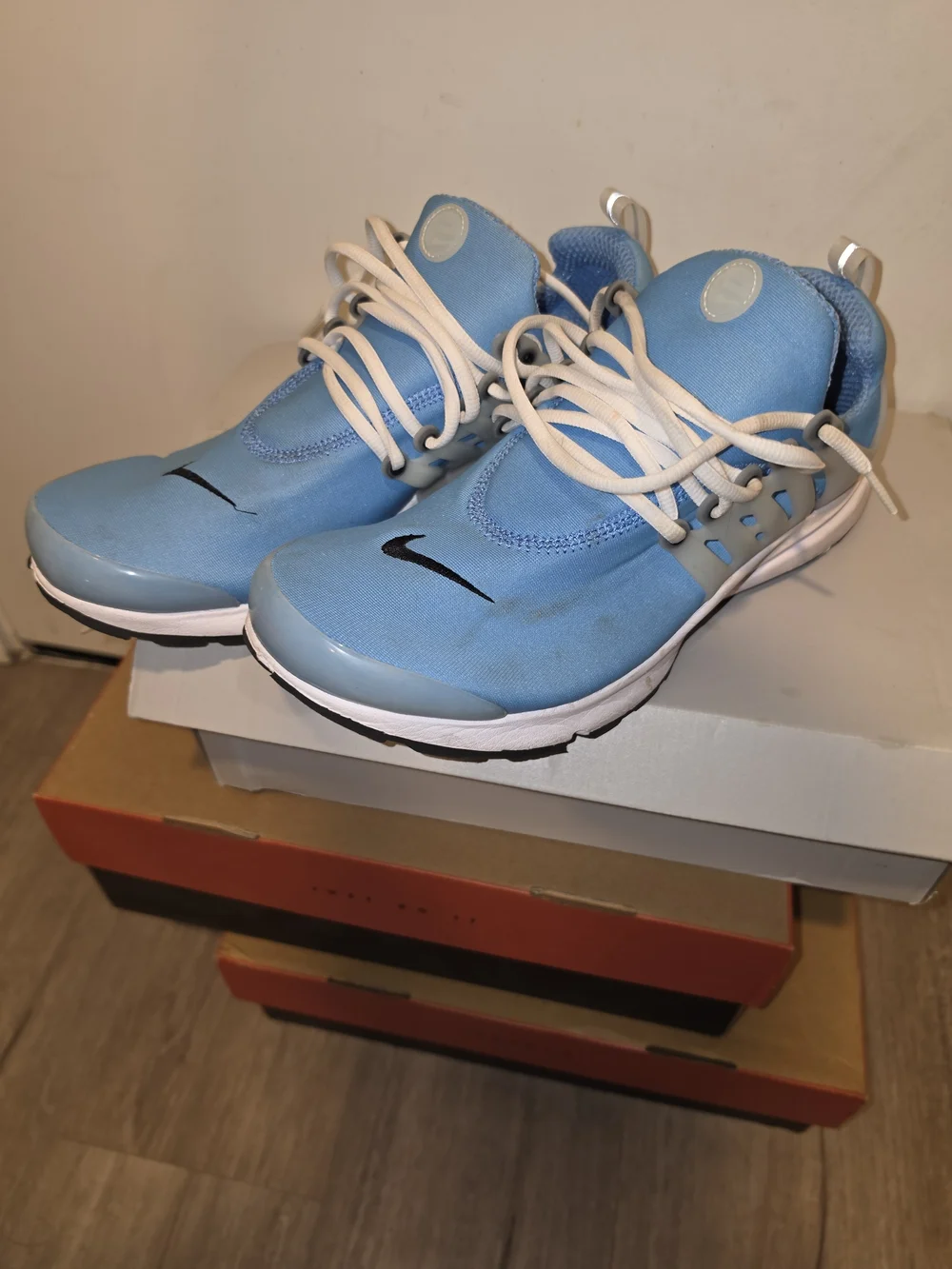 Nike Mens Light Blue and White Slip-On Style Sneakers